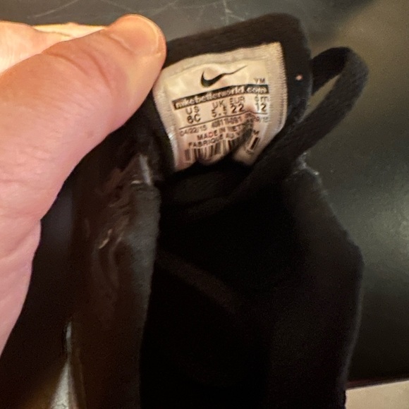 Unisex black nike air shoes size 6 infant toddler - Picture 3 of 3